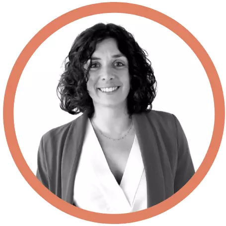 Photo portrait de Lola MONACO en noir & blanc, coach professionnel localisée à Bordeaux