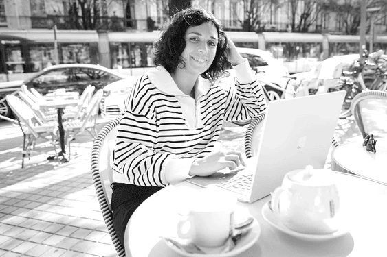 Moi, devant un PC dans un café, souriante